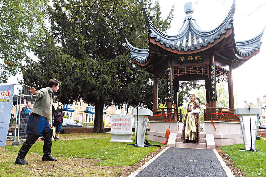 ◆2019年4月，在英國埃文河畔斯特拉特福鎮，英國演員在牡丹亭前表演《羅密歐與朱麗葉》片段。 