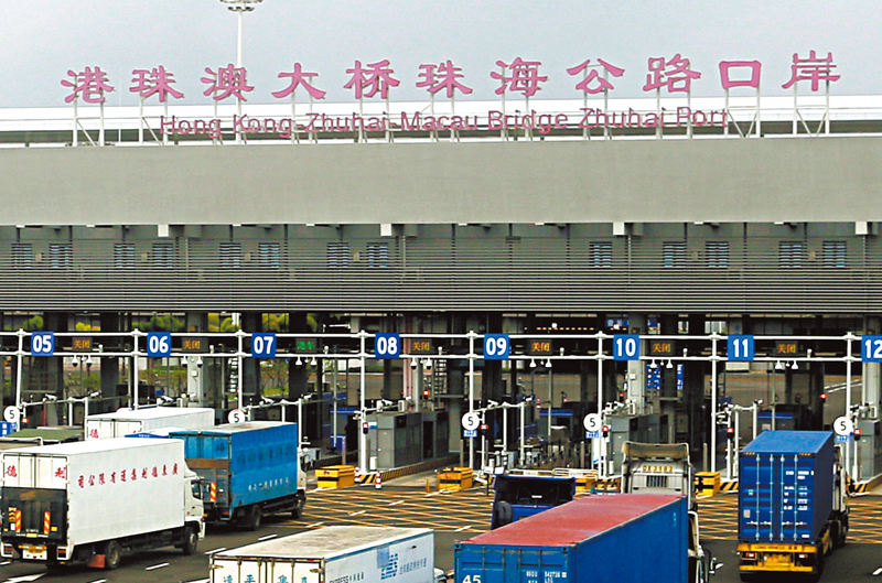 ◆珠海恢復疫情前跨境運輸常態化管理。圖為跨境貨車通關。 香港文匯報記者方俊明 攝