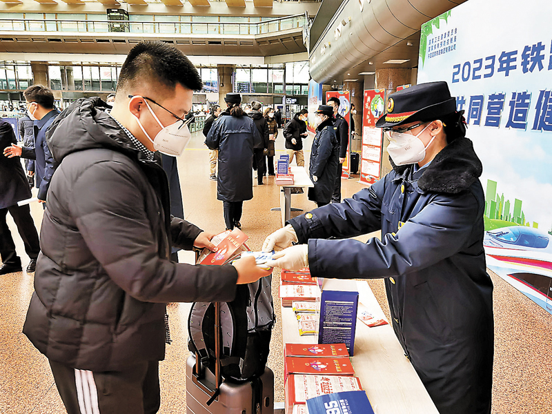 北京西站◆北京西站工作人員向旅客發放防疫知識宣傳單。香港文匯報北京傳真