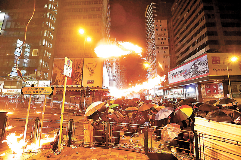 ◆2019年11月18日，大批黑暴分子在彌敦道設置傘陣及投擲汽油彈與警方對峙。資料圖片