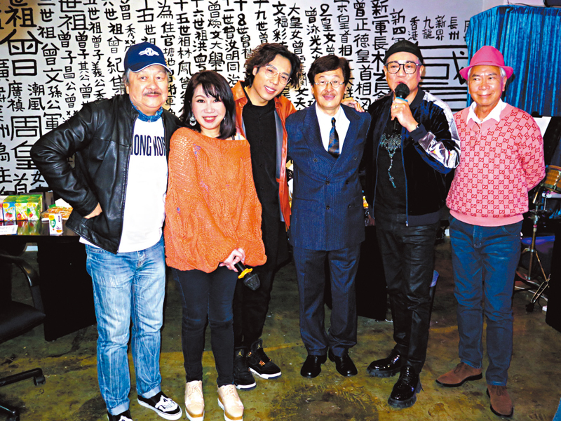 ◆ 孫敬安 （右三）跟一班好友大合照。