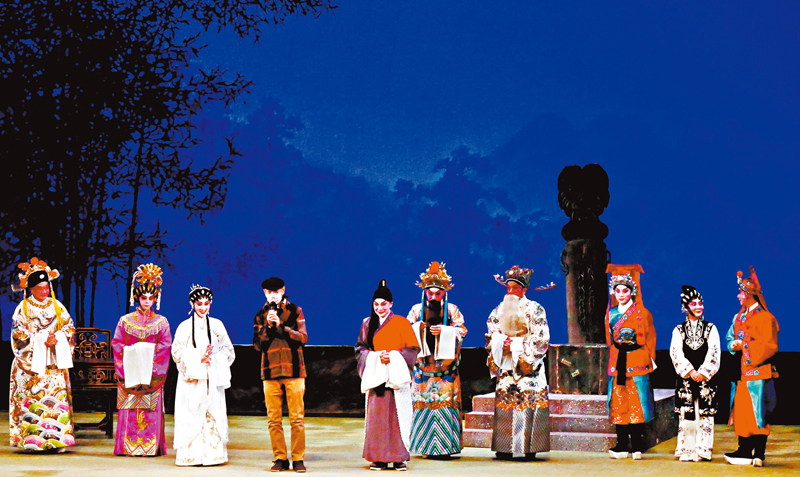 ◆羅家英與演出《糟糠情》的新秀謝幕。