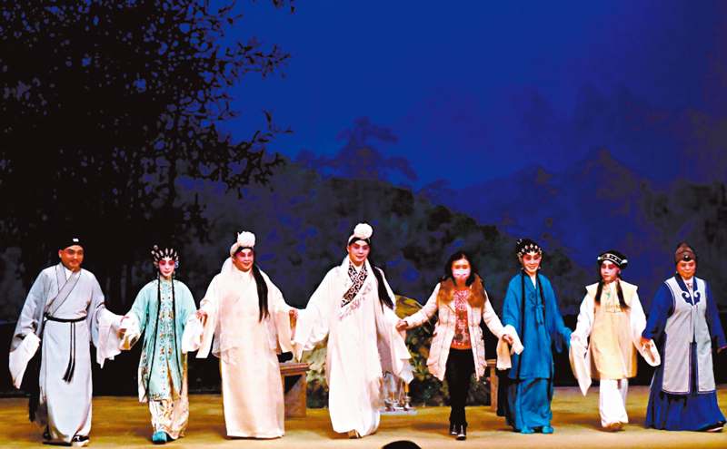 ◆王超群與演出《香羅塚》的新秀謝幕。