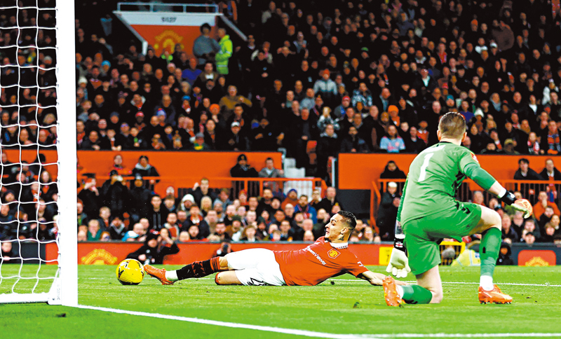 ◆安東尼馬菲奧斯（紅衫）飛剷入網，打破個人入球荒。 路透社