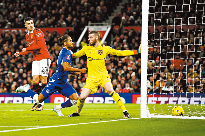 ◆曼聯門將迪基亞（黃衫）「發波瘟」，讓皮球在兩腿之間漏過。 美聯社