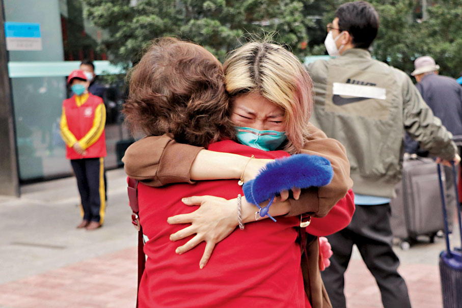 ◆ 在落馬洲支線口岸，親人相聚相擁而泣。 香港文匯報記者北山彥  攝