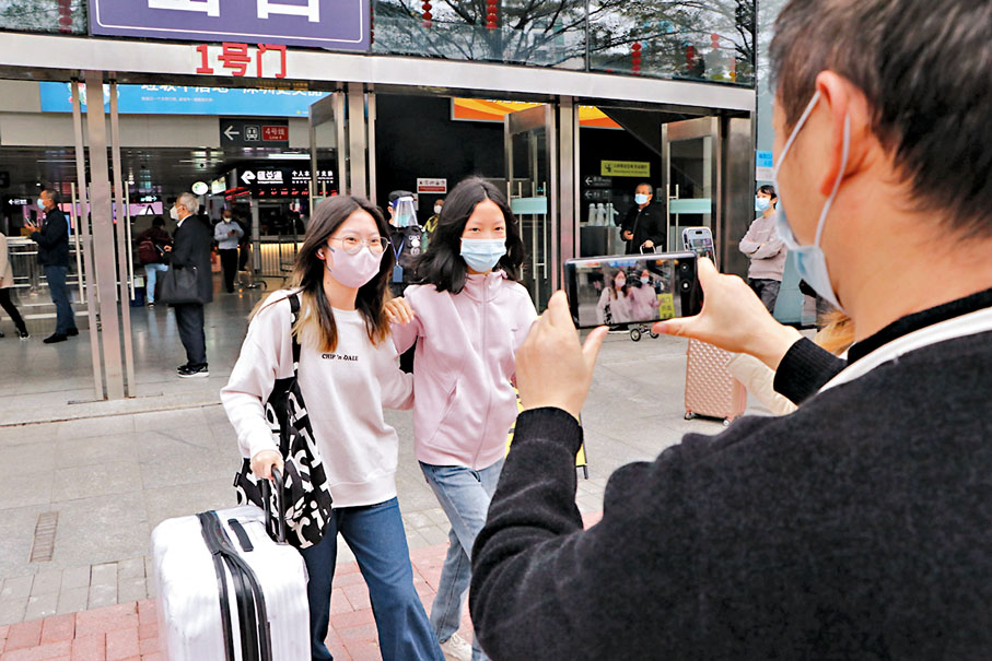 ◆ 在香港讀大學的劉小姐（左）8日過關與家人團聚，旁為其胞妹。 香港文匯報記者北山彥  攝