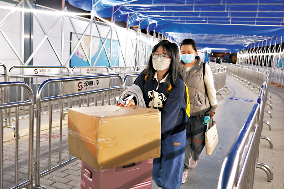 ◆ 清晨5點半抵深圳灣口岸，內地生孫小姐（前）趕首批通關赴港。 香港文匯報記者郭若溪　攝