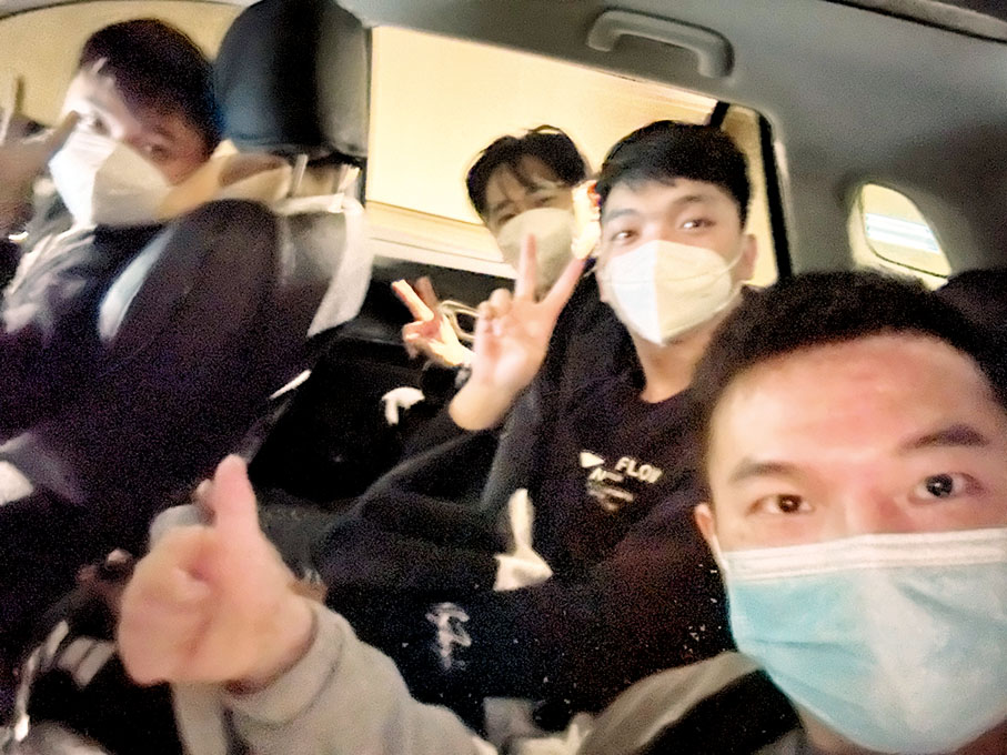 ◆ 港青冼國燊與老友重逢。 受訪者供圖