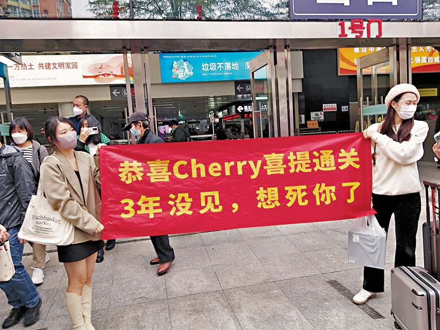 ◆ 陳銘鳳（右）展示橫幅。 香港文匯報記者李昌鴻  攝