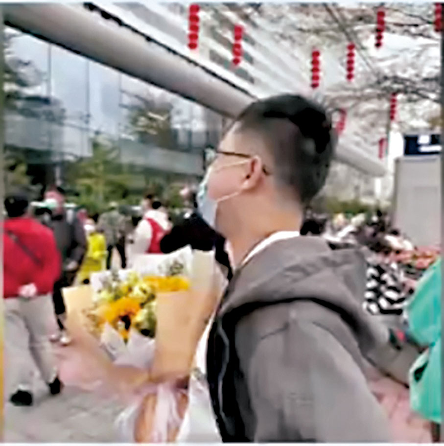 ◆ 在深圳工作的王先生帶着花在福田口岸等女友。 視頻截圖