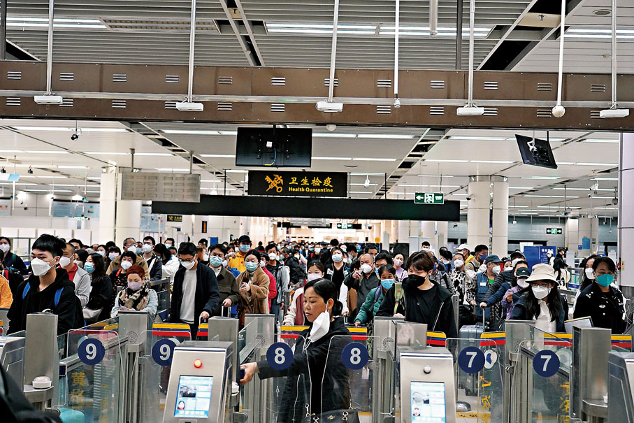 ◆港客在深圳灣口岸用自助過閘機入境深圳。 香港文匯記者郭若溪 攝