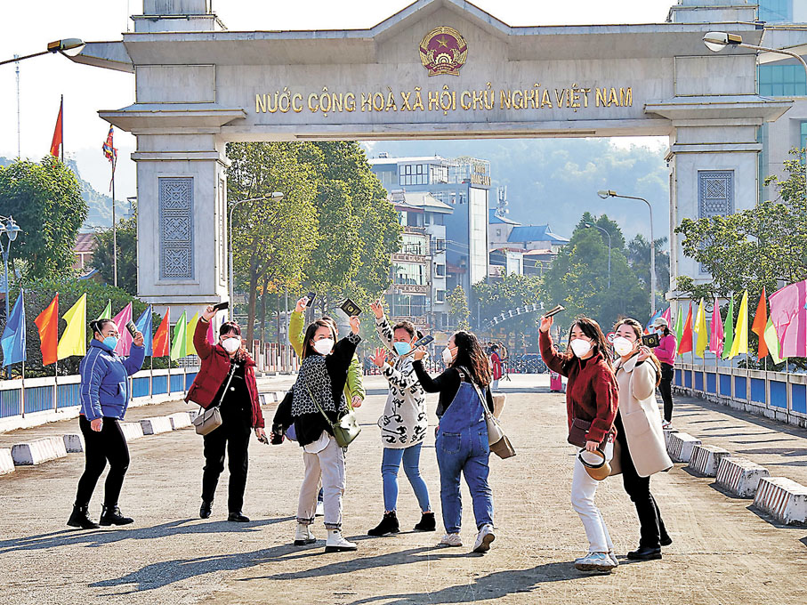 ◆時隔三年出境旅遊，遊客十分興奮。 香港文匯報雲南傳真