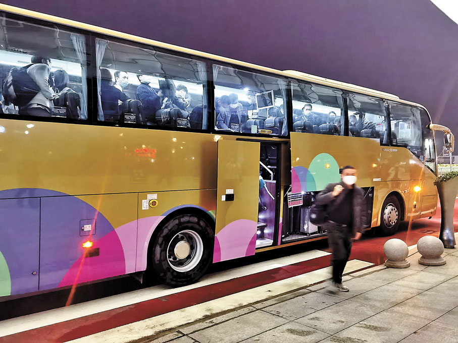 ◆首批香港入境旅客乘坐金巴8日凌晨抵達港珠澳大橋珠海口岸。 香港文匯報珠海傳真