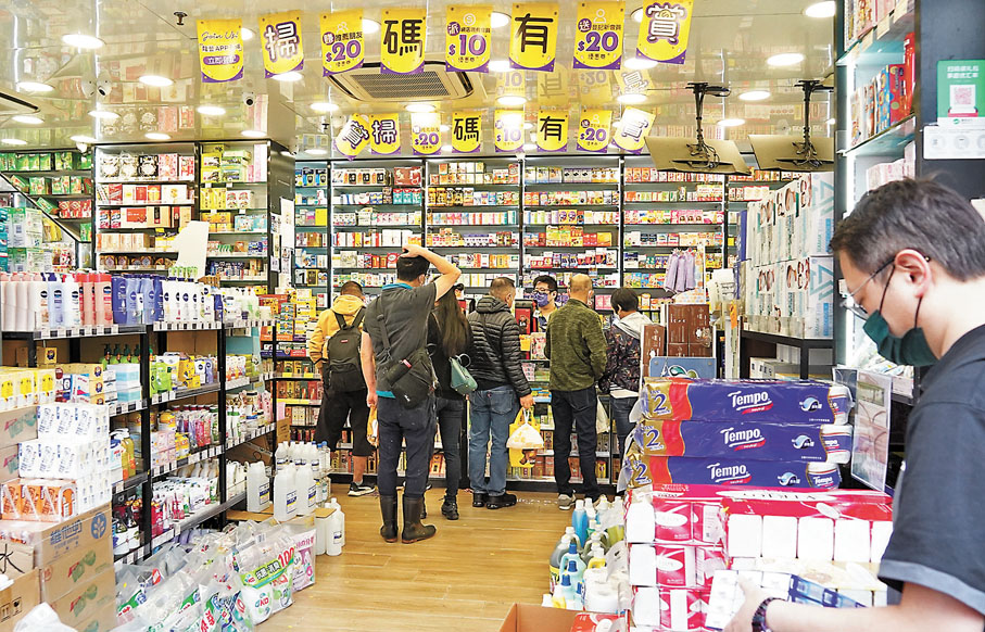 ◆首階段免檢疫復常通關首日，曾是內地客最愛逛的上水「藥房街」，只有街坊在購買日用品。 香港文匯報記者  攝