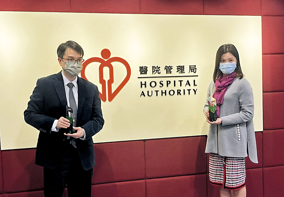 ◆醫管局舉行記者會。左起：吳國樑、許美芬。 香港文匯報記者  郭倩  攝