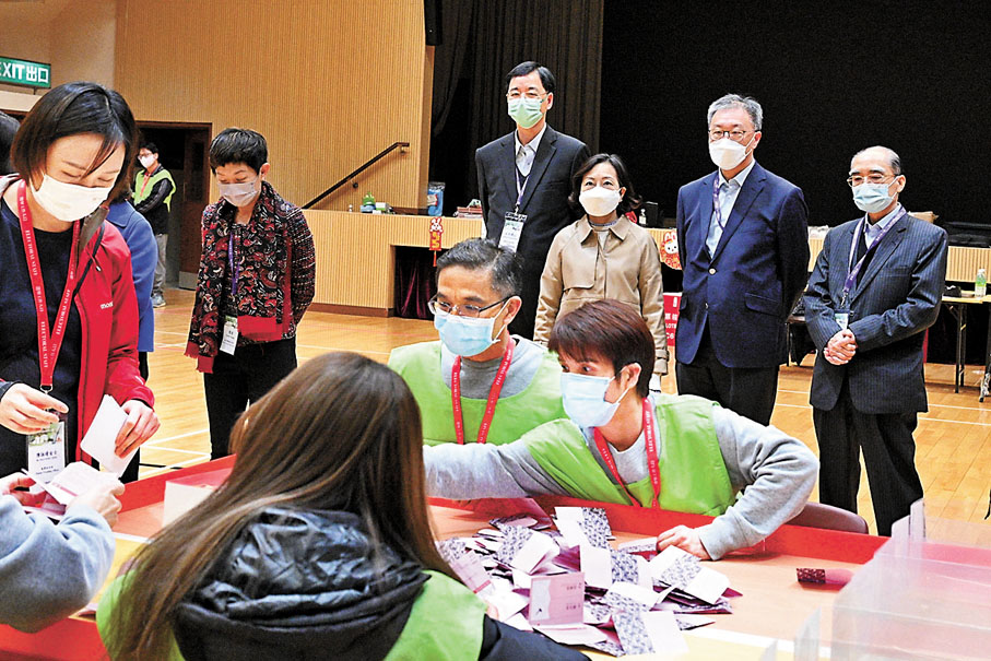 ◆麥美娟、陸啟康等昨日到將軍澳一個點票站視察點票情況。 