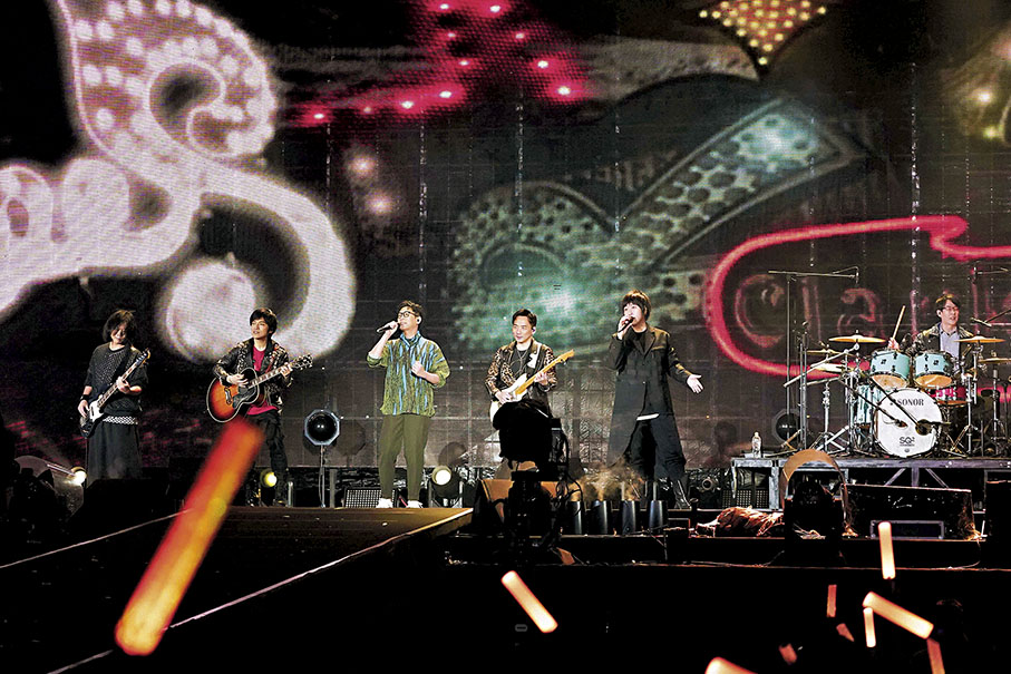 ◆五月天與品冠合唱《不如我們今天見》。 