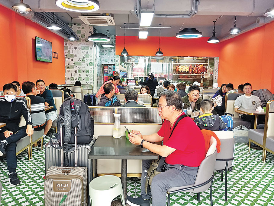 ◆深圳福田口岸對面一家茶餐廳坐滿北上的港人。香港文匯報記者李昌鴻  攝