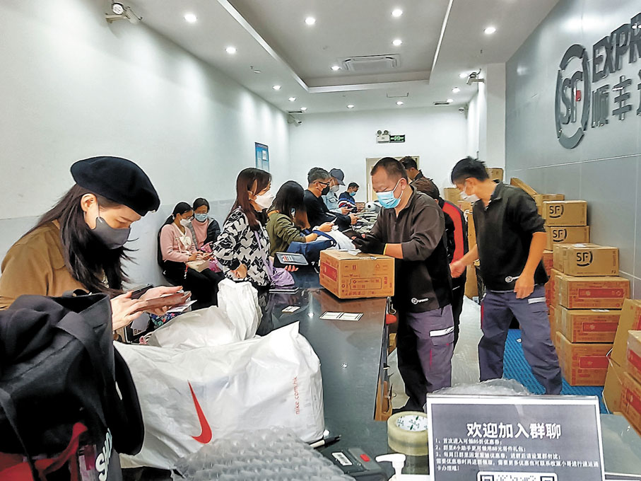 ◆大量港人北上深圳在順豐快遞點給老家寄年貨。香港文匯報記者李昌鴻  攝