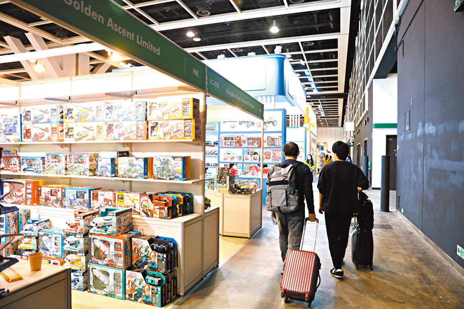 ◆買家拖喼入場，準備採購心頭好。香港文匯報記者萬霜靈  攝