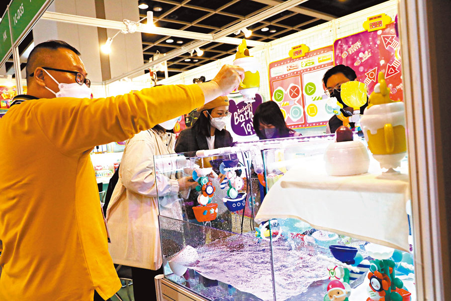 ◆買家試玩玩具。香港文匯報記者萬霜靈  攝