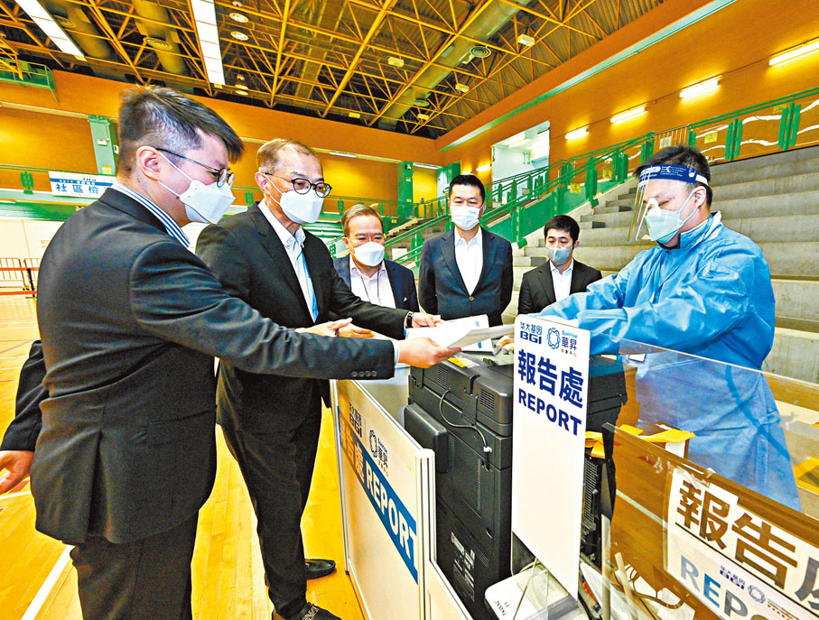 ◆盧寵茂（左二）視察社區檢測中心內領取自費檢測報告的地點。