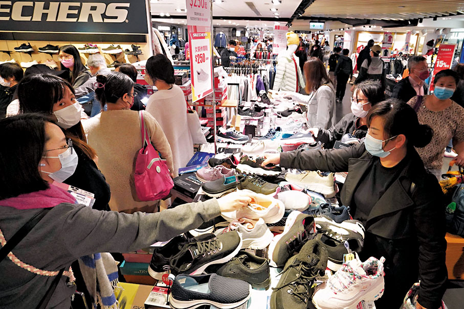 ◆尖沙咀崇光百貨結業減價活動吸引不少市民前往「掃平貨」。香港文匯報記者曾興偉 攝