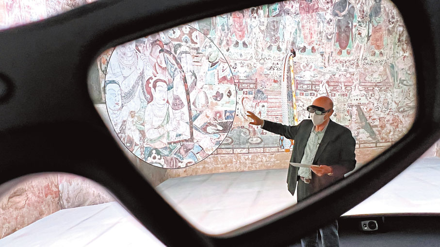 ◆ 邵志飛在傳媒導賞環節中示範了3D展示古蹟、藝術館、文物等應用方式。 香港文匯報記者姜嘉軒  攝