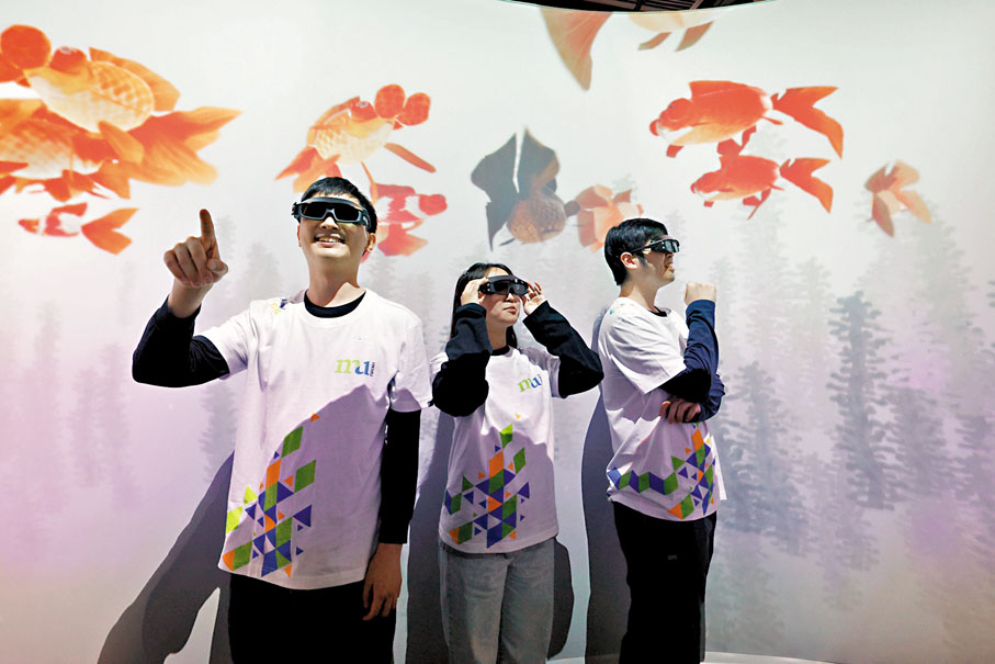 ◆學生透過多媒體藝術結合傳統水墨畫作、動畫、擴增實境（AR）和數碼水墨筆觸，令水墨藝術跨越既有界限，創造具互動性和趣味性的體驗。