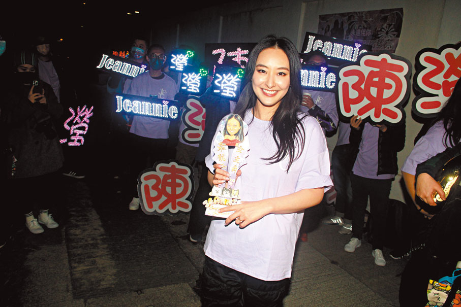 ◆ 陳瀅獲贈自製「最靚女主角」獎座打氣。