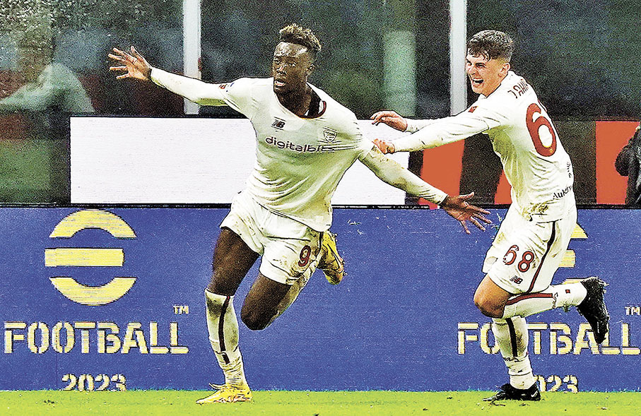 ◆譚美阿巴謙(左)補時「絕平」。  美聯社