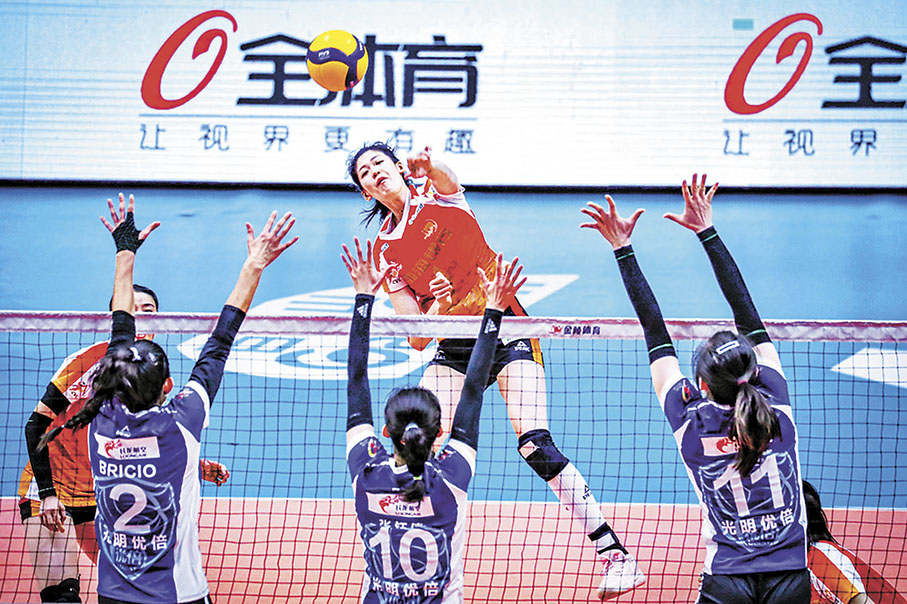 ◆李盈瑩（上）在比賽中扣球。  新華社