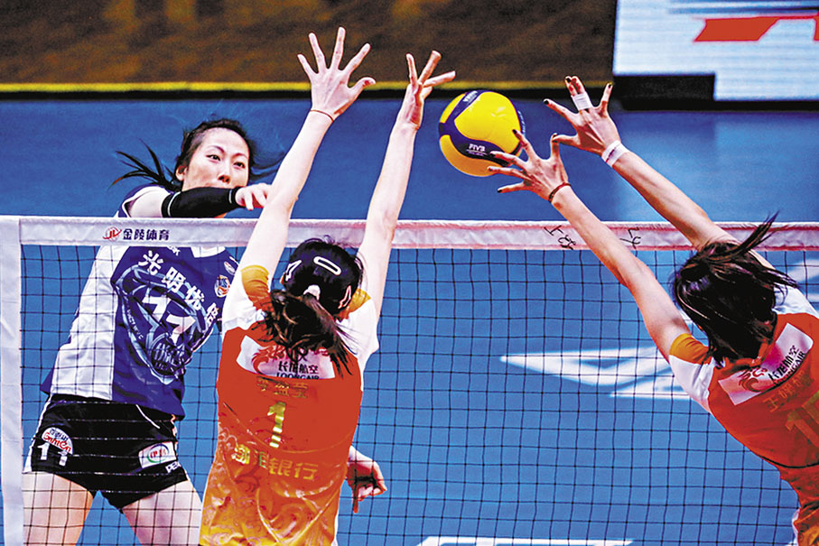 ◆上海隊球員歐陽茜茜（左）在比賽中扣球。  新華社