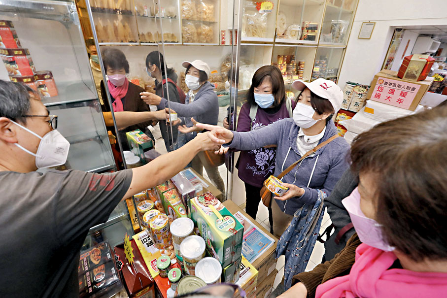 ◆香港與內地首階段復常通關後，帶動本港批發零售業市況好轉。香港文匯報記者郭木又  攝