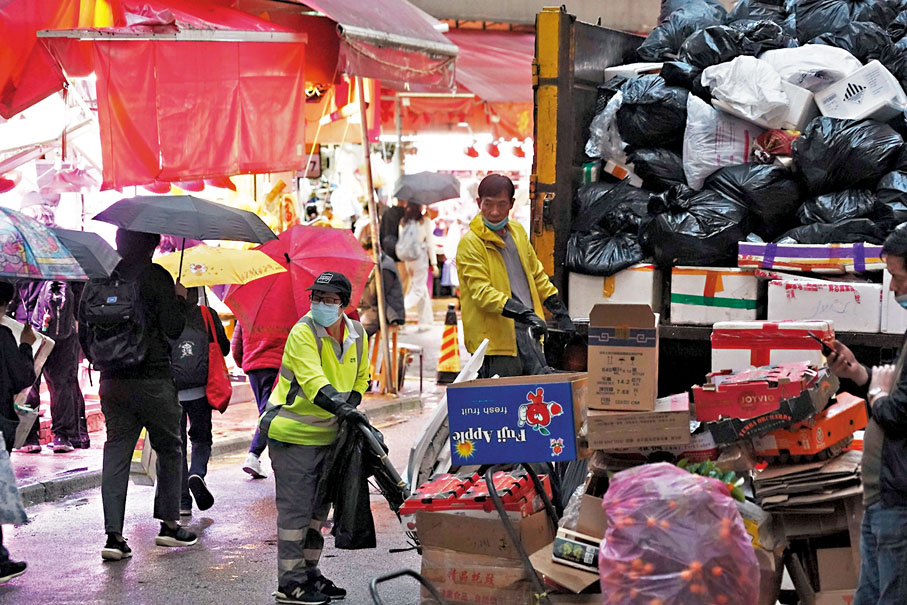 ◆行政長官會同行政會議接納最低工資委員會的建議，將法定最低工資水平由每小時37.5元調升至40元，增幅為2.5元或6.7%。圖為受最低工資水平影響較大的清潔工人。 香港文匯報記者曾興偉  攝