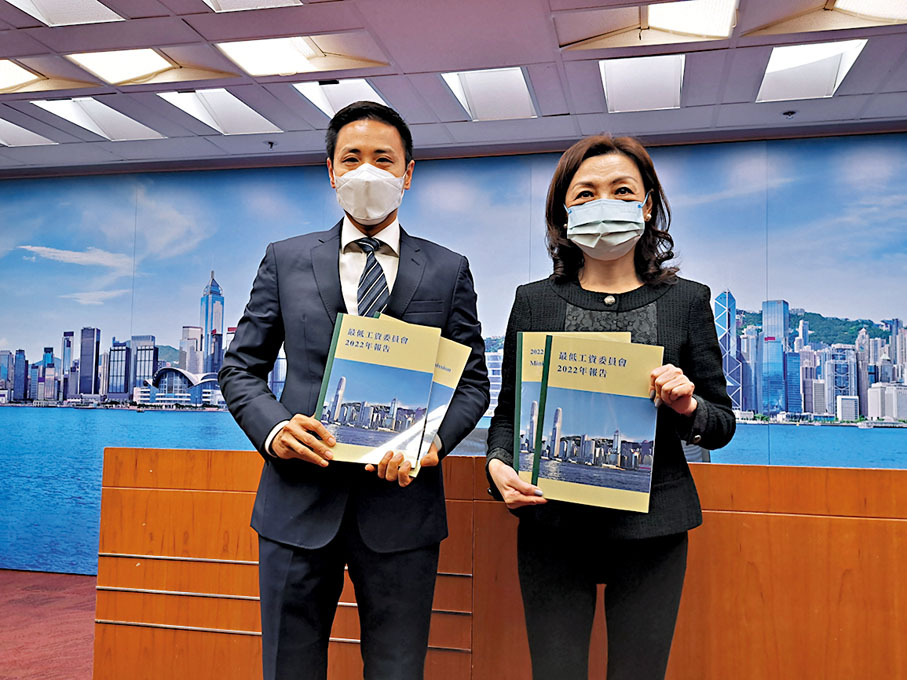 ◆最低工資委員會主席王沛詩(右)和署理政府經濟顧問侯家俊昨日向傳媒介紹最低工資上調方案。 香港文匯報記者聶曉輝  攝