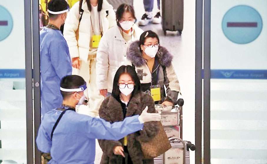 ◆有網友爆料，入境韓國的中國旅客一下飛機便被發了黃色牌子，要求必須掛在脖子上，「押去做核酸檢測，還有記者圍拍」。網上圖片