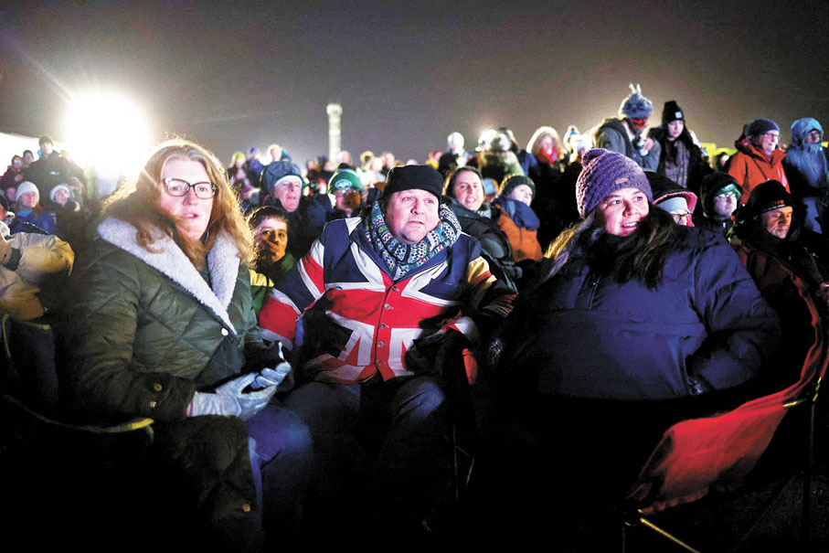 ◆約2,000名群眾親赴現場見證火箭升空。路透社