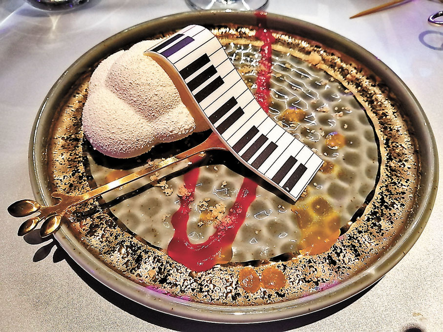 ◆甜品：「甜椰椰之歌」是椰汁糕點，並將朱古力鋼琴鍵擺在甜點上。