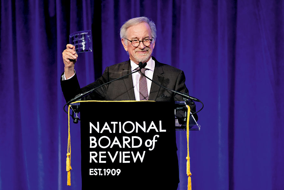 ◆ 史匹堡贏得導演獎，群星鼓掌致敬。