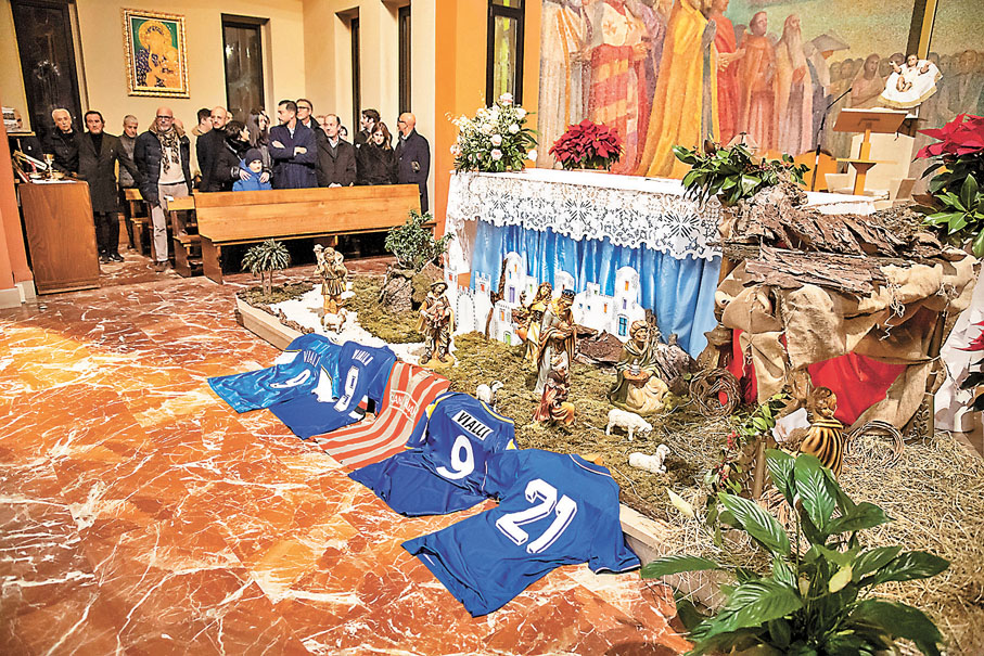 ◆追悼會教堂地上鋪上了維埃里的球衣。  美聯社