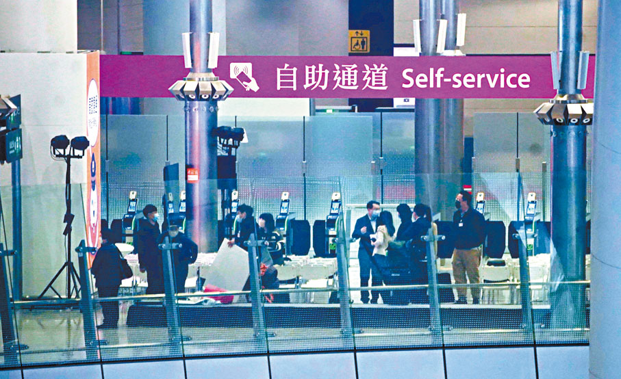 ◆ 昨日，高鐵西九龍站內大批工作人員緊鑼密鼓為復運作準備。香港文匯報記者曾興偉  攝