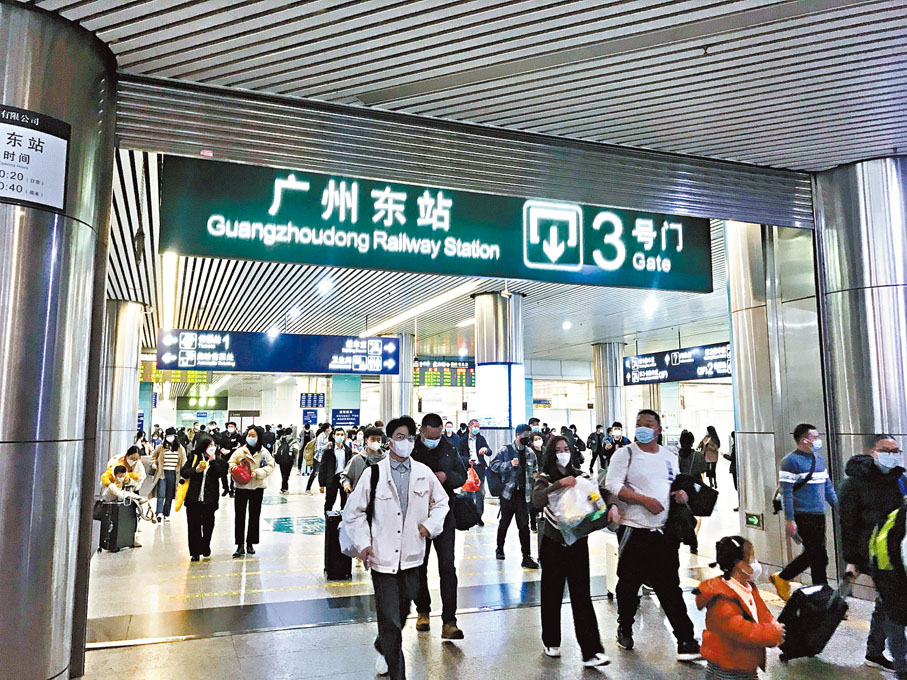 ◆港人可乘坐高鐵直達廣州東站。圖為廣州東站出站口。香港文匯報記者敖敏輝  攝