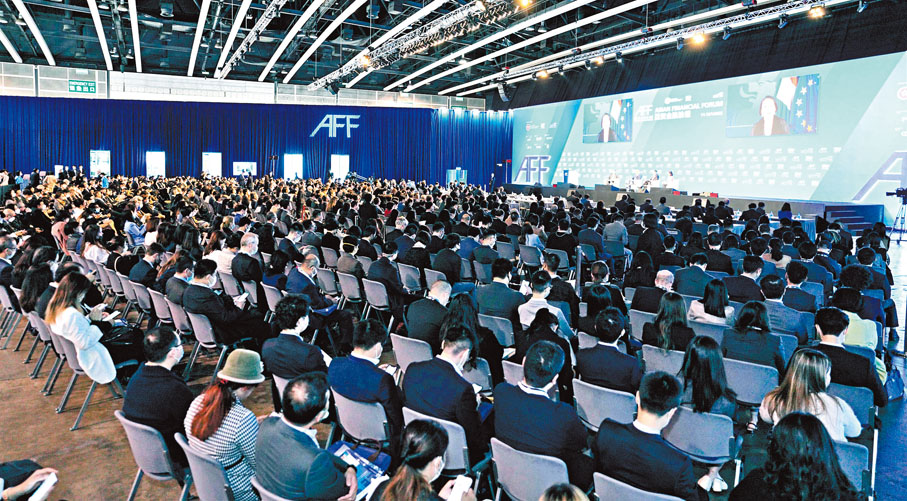 ◆ 亞洲金融論壇昨在港舉行，邀請了逾百位環球政商領袖、財金界猛人「助陣」，線上線下參與人數共逾7,000人。熒幕上為盧森堡財政部長Yuriko Backes透過視像形式參與論壇。