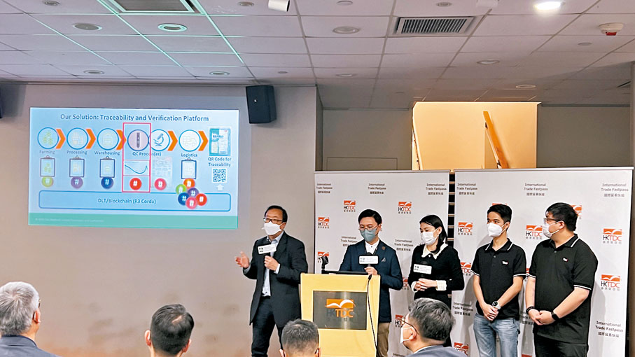 ◆周若龍(左二)和團隊介紹「中藥產品溯源及驗證平台」。香港文匯報記者姬文風 攝
