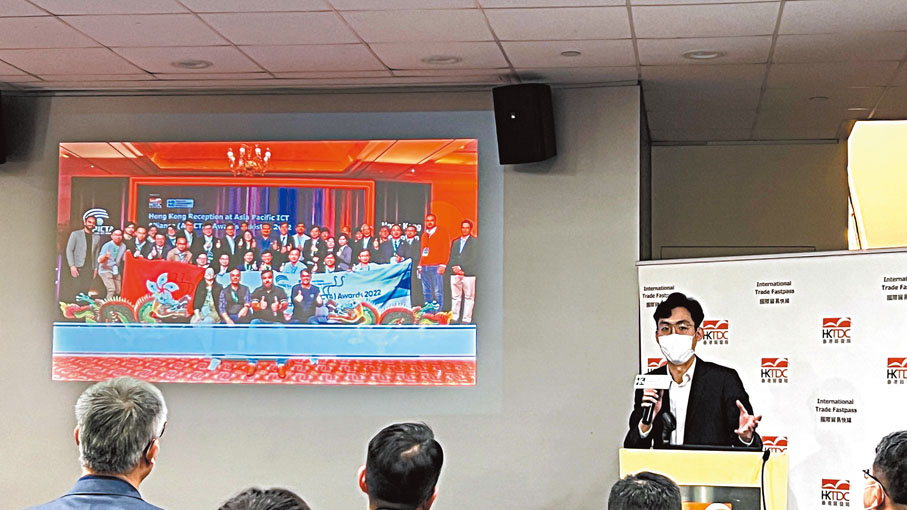 ◆曾展樂介紹「基於人機互認知的人—機械人協作系統」。香港文匯報記者姬文風 攝
