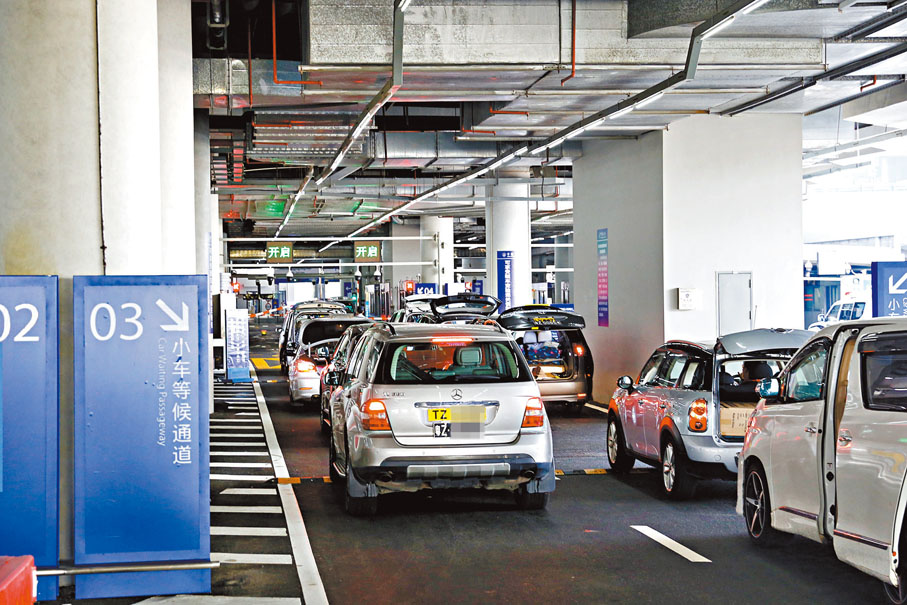 ◆圖為掛有香港及內地車牌的車輛，經港珠澳大橋入境往珠海。 資料圖片