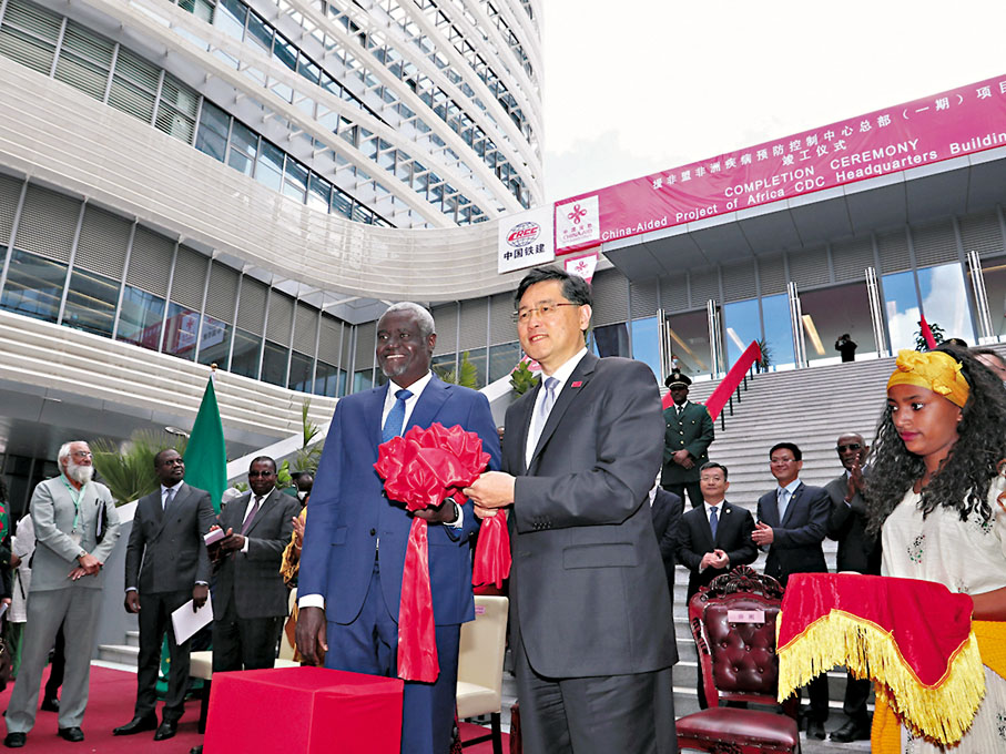 ◆當地時間11日，在埃塞俄比亞首都亞的斯亞貝巴，中國外交部長秦剛（中右）與非盟委員會主席法基（中左）出席非洲疾控中心總部項目竣工儀式。 新華社