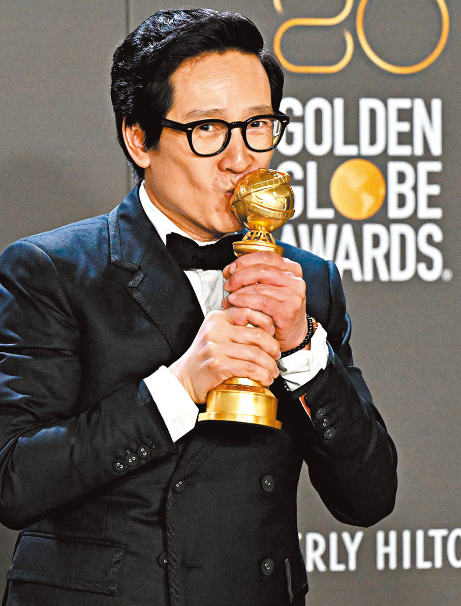 ◆關繼威親吻獎座。